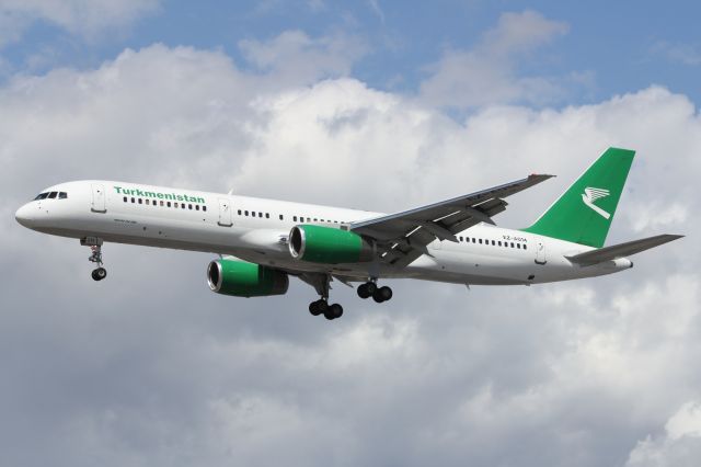 Boeing 757-200 (EZA014) - Landing runway 027L, LHR.