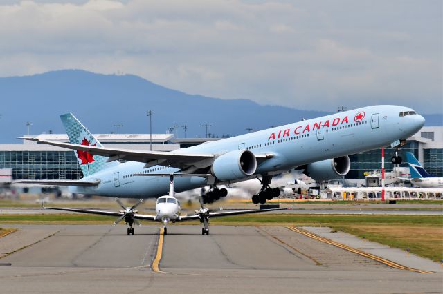 BOEING 777-300ER (C-FNNW) - Air Canada Boeing 777-333(ER) departing YVR on Aug 9.