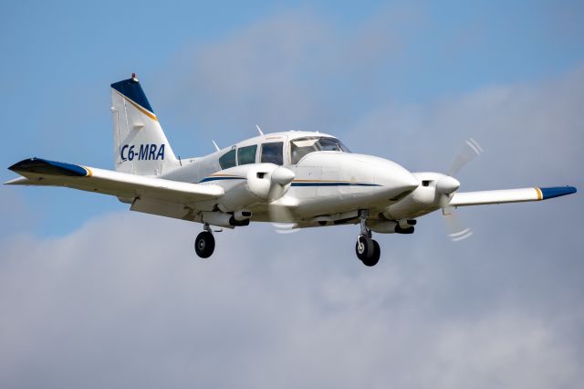 Piper Aztec (C6-MRA)