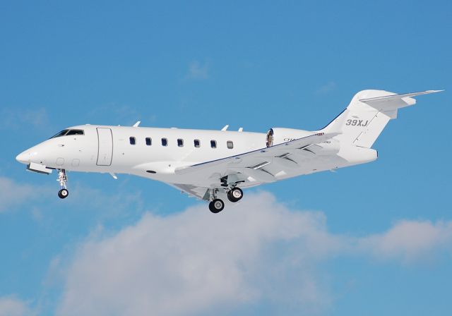 Bombardier Challenger 300 (N539XJ) - Short final for runway 24. Arriving from BTV