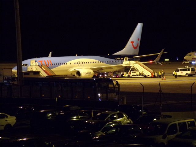 Boeing 737-700 (G-TAWA) - Embarque nocturno