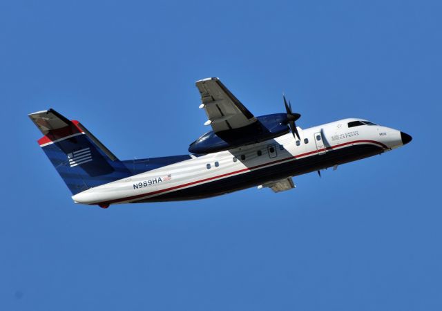 de Havilland Dash 8-200 (N989HA)