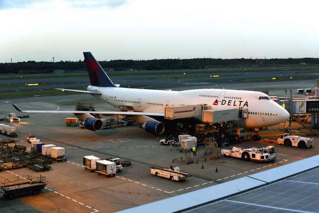 Boeing 747-400 (N675NW)