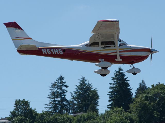 Cessna Skycatcher (N61HS) - On final at Renton Municipal Airport, Renton, Washington.