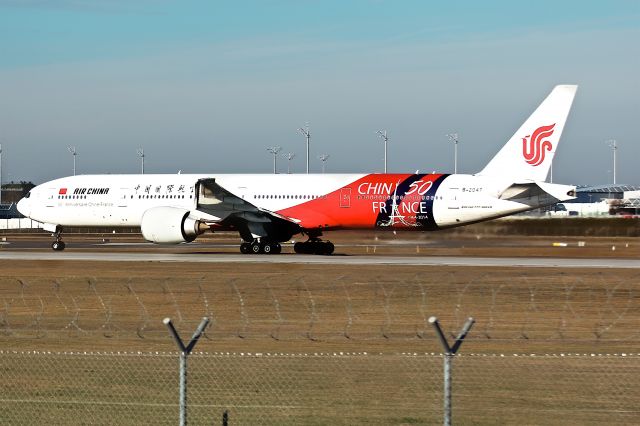 BOEING 777-300ER (B-2047)