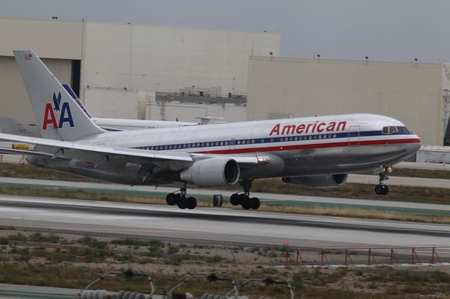 BOEING 767-200 (N335AA)