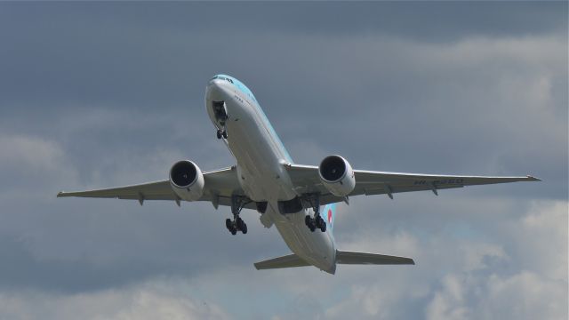 BOEING 777-300 (HL8250) - BOE955 departs runway 34L for a 2nd flight test on 6/19/12. (LN:1023 c/n 37650).