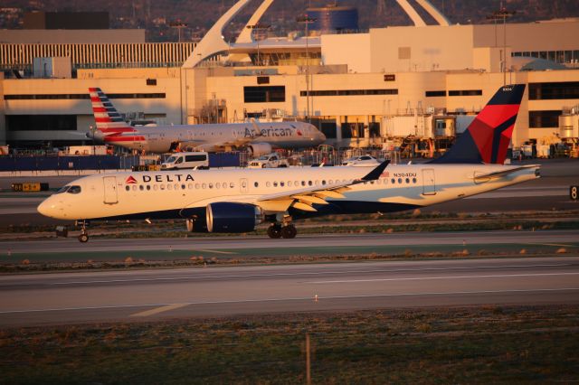 Airbus A220-300 (N304DU)