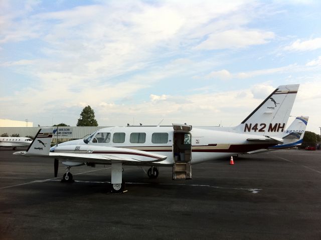 Piper Navajo (N42MH)