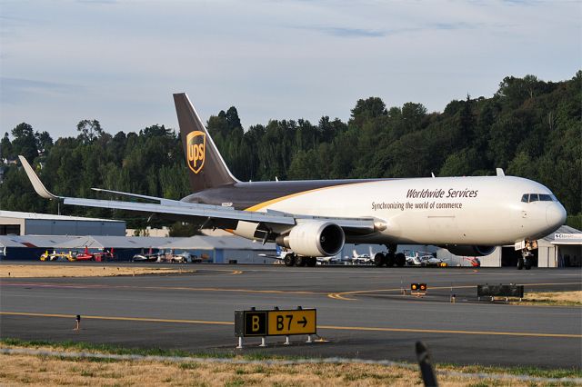 BOEING 767-300 (N335UP)