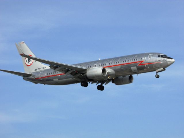 Boeing 737-800 (N951AA) - Landing RWY 20R