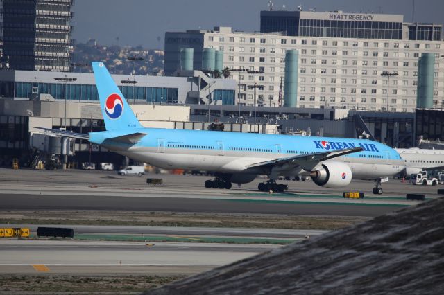 BOEING 777-300ER (HL7203)