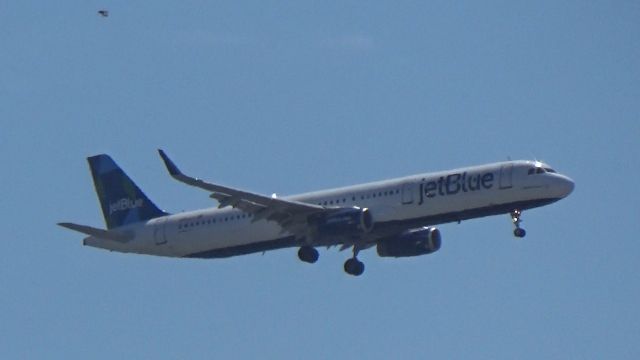 Airbus A321 (N976JT) - MINT and Blue, landing on Runway two-7.