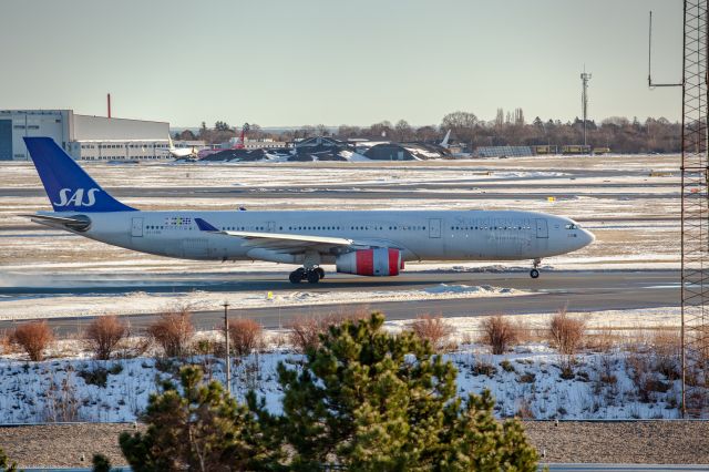 Airbus A330-300 (OY-KBN) - Taxie for takeoff, Januar 2011