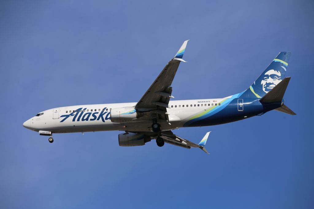 Boeing 737-800 (N566AS)