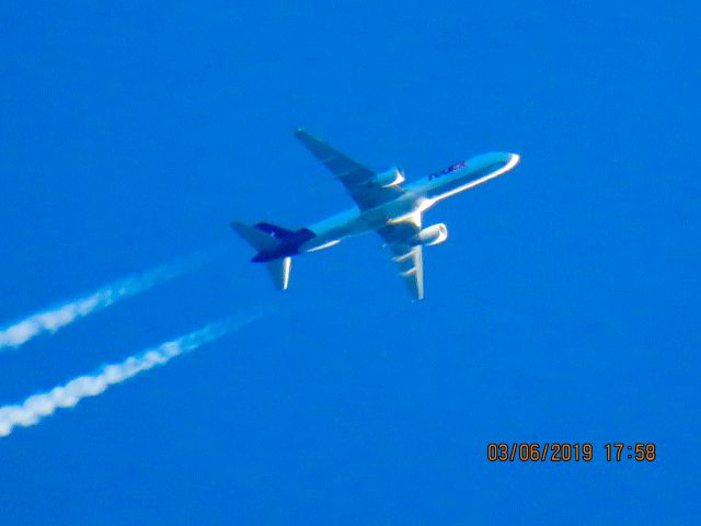 Boeing 757-200 (N795FD)