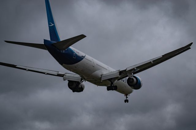 BOEING 777-300ER (9K-AOE) - Had a long layover in London... Decided to check out the famed Myrtle Ave, and turns out, when 27L is the arriving runway, it is quite a show!