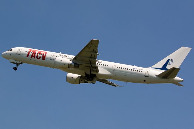 Boeing 757-200 (D4-CBP)
