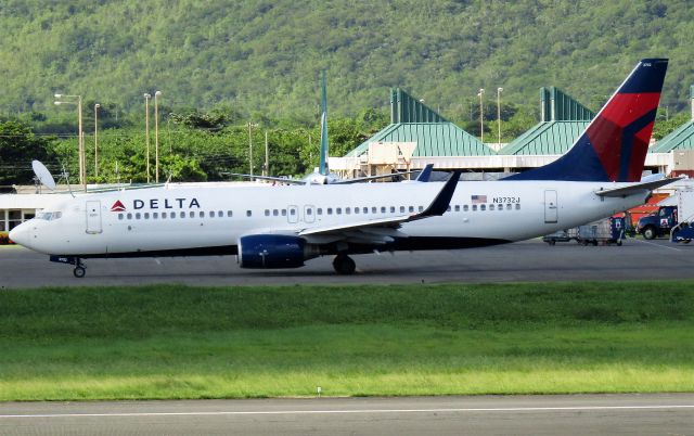 Boeing 737-800 (N3732J)