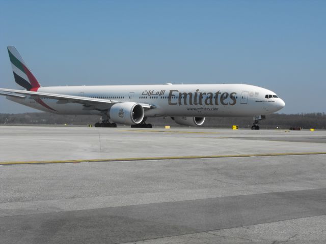 BOEING 777-300ER (A6-ENS)