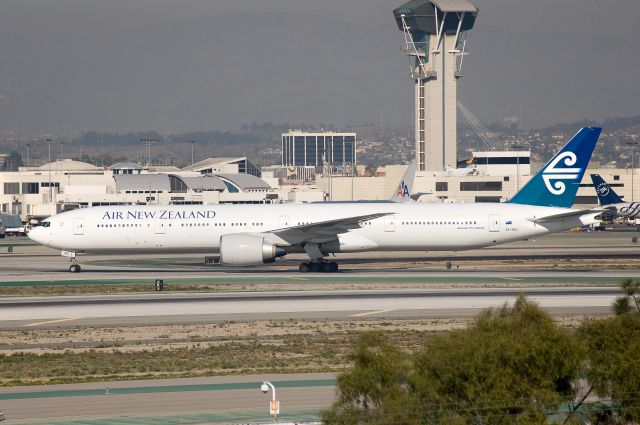 BOEING 777-300 (ZK-OKO)