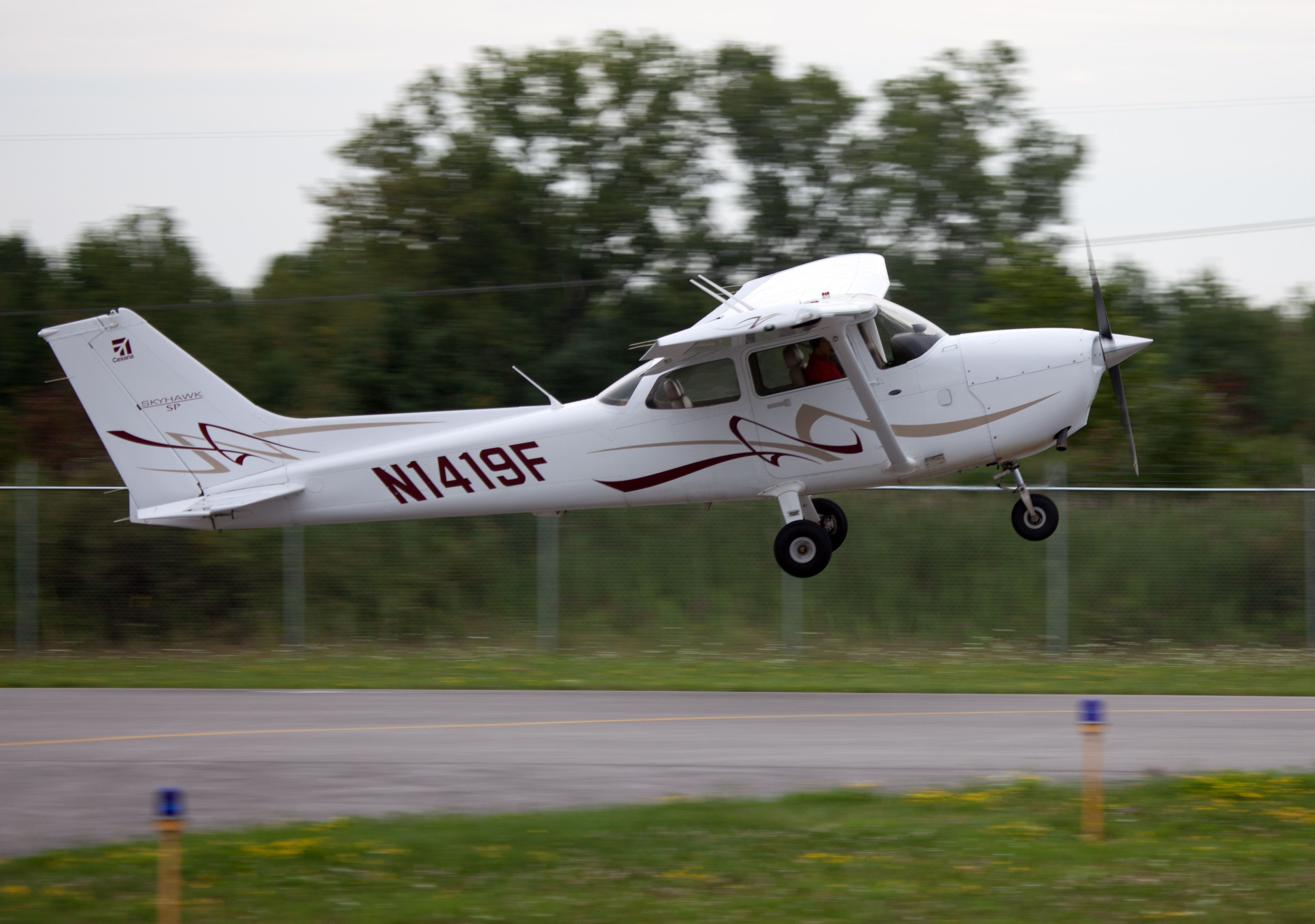 Cessna Skyhawk (N1419F) - Take off RW26. Great airport,friendly people!