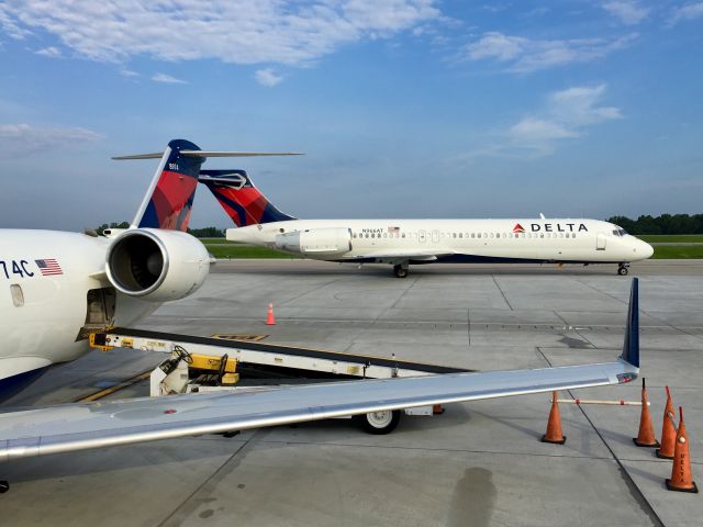 Boeing 717-200 (N966AT) - Big and little!