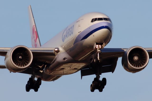 BOEING 777-200LR (B-18773)