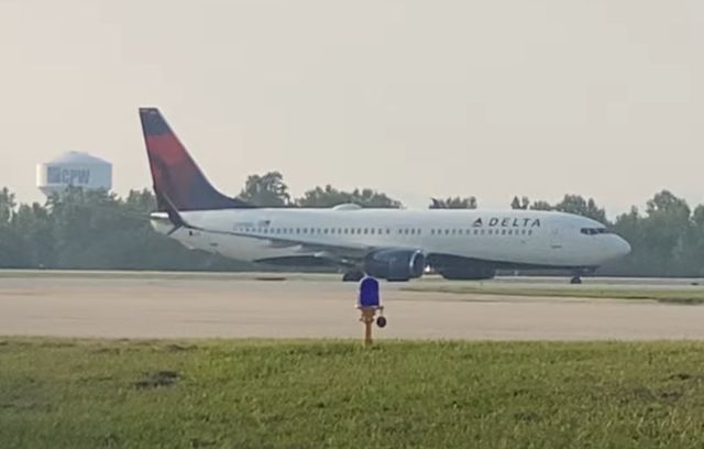 BOEING 737-400 (N804DN) - Boeing 737 taxiing to the gate after landing at KGSP: https://www.youtube.com/watch?v=BPlljjTJPc4     if you click on this link, go to 1:01 in the video