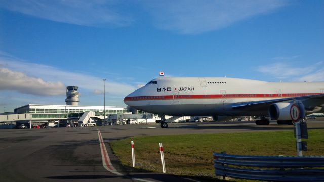 Boeing 747-200 (20-1102) - JF1 Arrives at Christchurch on 7/7/14 with Prime Minister Shinzo Abe en route to pay respects at the Earthquake Memorial, complete with 17 vehicle (+1 extra unmarked japanese secret service Swift vehicle) motorcade.