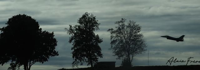 Lockheed F-16 Fighting Falcon — - décollage à partir du sud ouest vers l'est à Florennes