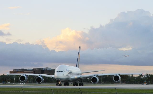 Airbus A380-800 (D-AIMB)