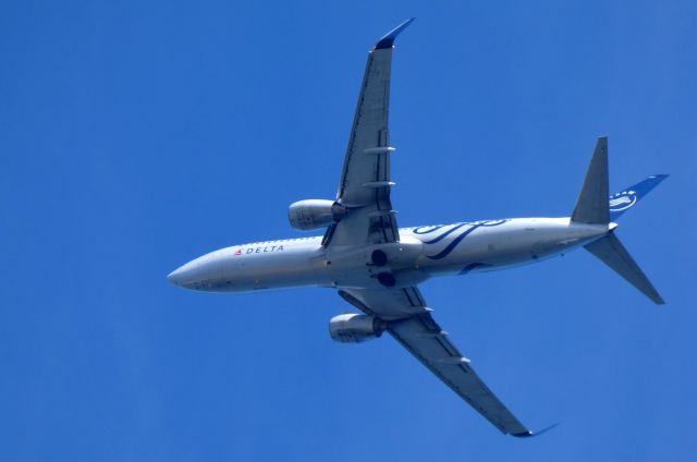 Boeing 737-800 (N381DN) - Shown here is a Delta "Skyteam" Boeing 737-800 a few minutes until it lands in the Spring of 2018.