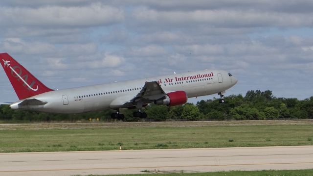 BOEING 767-300 (N378AX)