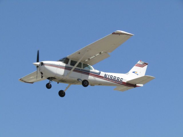 Cessna Skyhawk (N19886) - Landing RWY 24