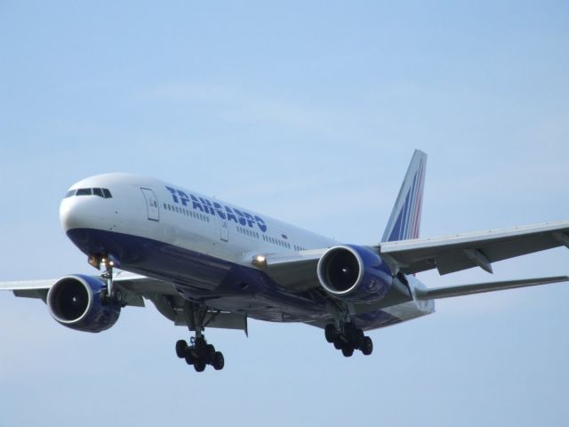 Boeing 777-200 (EI-UNV)
