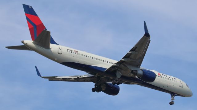 Boeing 757-200 (N900PC) - October 7, 2018 -- Delta 2446 is on approach to runway 9R.