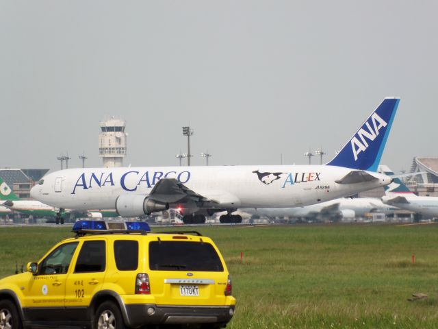 BOEING 767-300 (JA8286)
