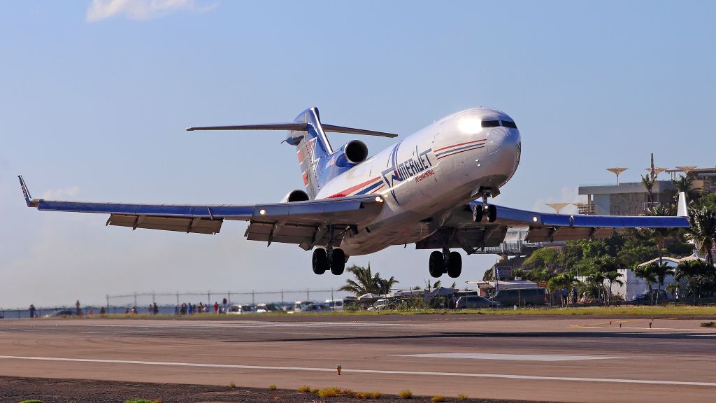 BOEING 727-200 (N495AJ) - From Simpson Bay Road. Landing end afternoon. Memory 09/12/2015