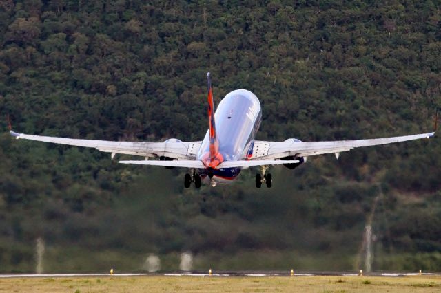 Boeing 737-800 (N804SY)