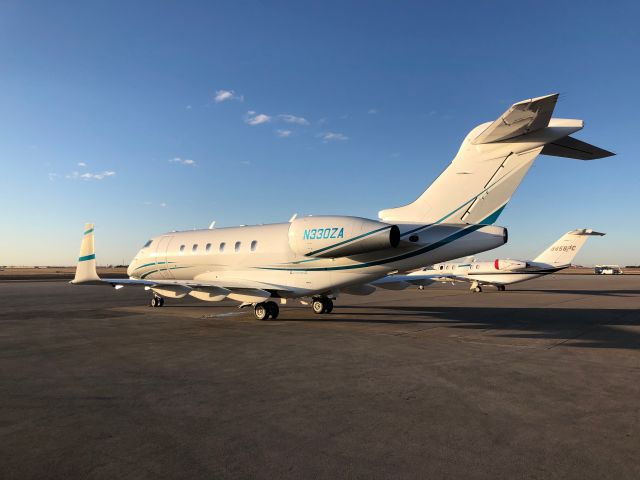 Bombardier Challenger 300 (N330ZA)