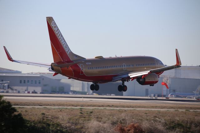 Boeing 737-700 (N711HK)