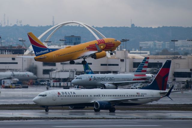 Boeing 737-900 (N854DN) - Lots of action on this rainy day in Los Angeles.