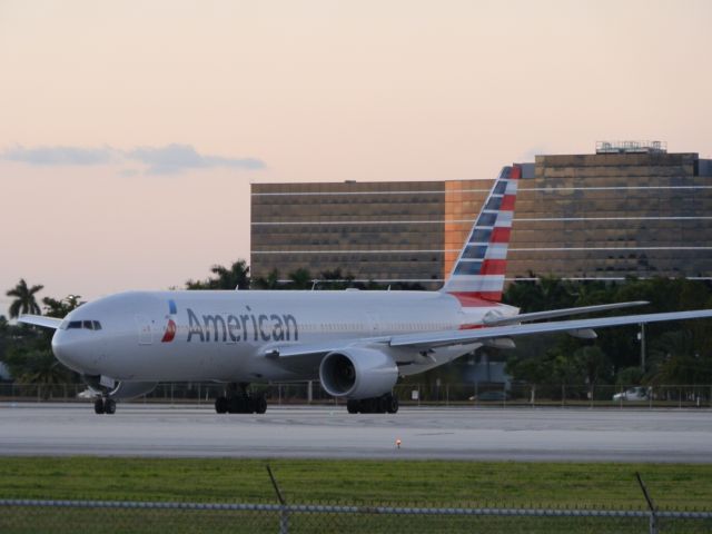 Boeing 777-200 (N772AN)