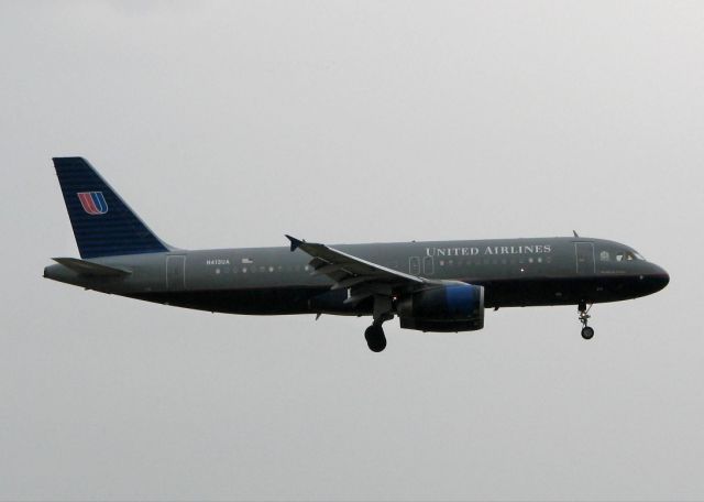 Airbus A320 (N413UA) - Landing at DFW on on rainy day!