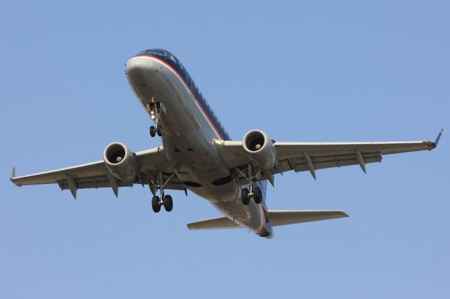 Embraer 170/175 (N827MD) - US Airways Express (Republic Airlines) on final for runway 27R