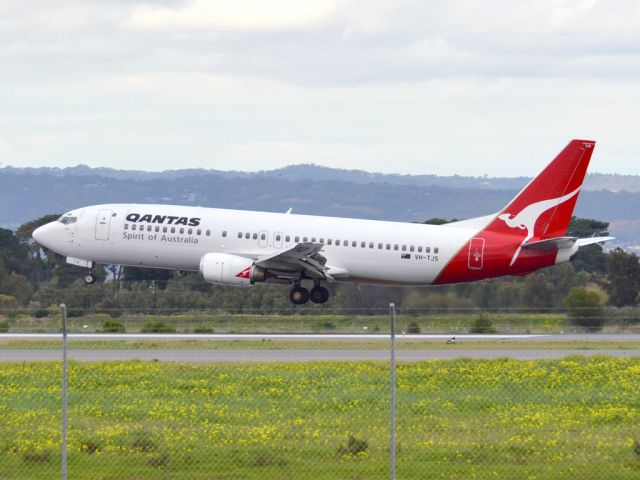 BOEING 737-400 (VH-TJS) - A Qantas old girl about to put down on runway 05. Thursday 12th July 2012.