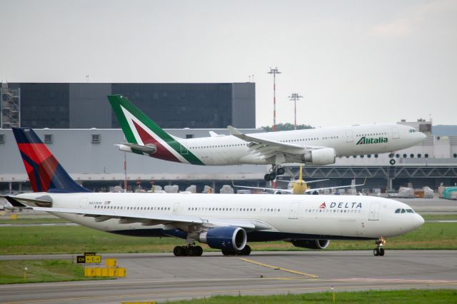 Airbus A330-300 (EI-DIP)