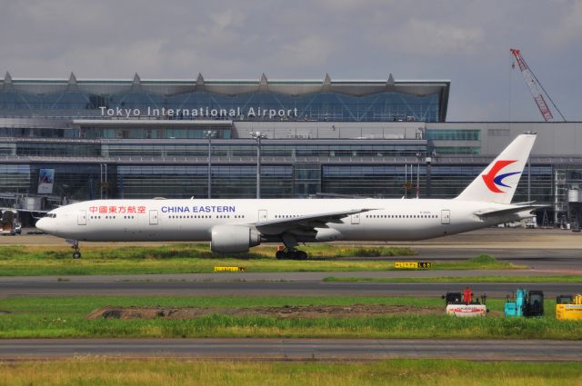 BOEING 777-300ER (B-2002)