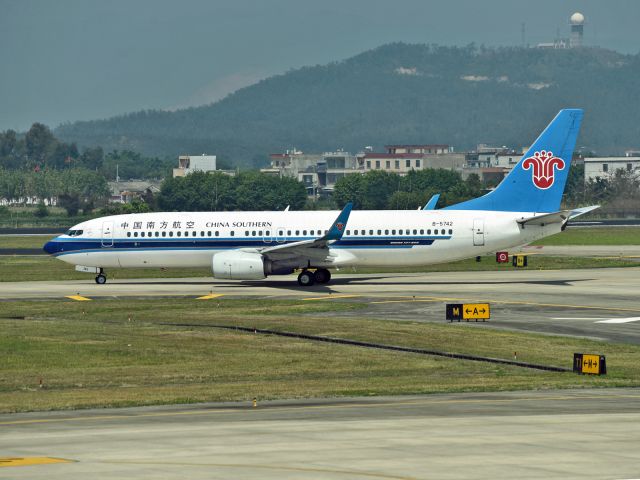 Boeing 737-800 (B-5742)